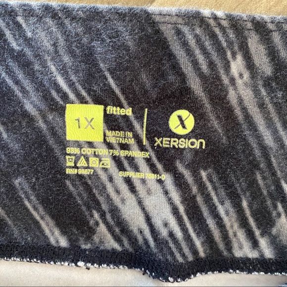 Xersion multi-colored athletic Capri leggings with cut out detail on leg… - Picture 4 of 6